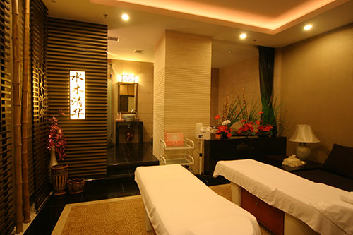 美容師服務(wù)顧客的細(xì)節(jié)