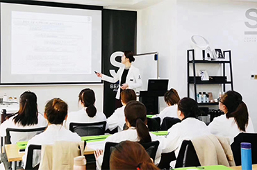 美容院加盟店在招聘美容師時(shí)要注意什么