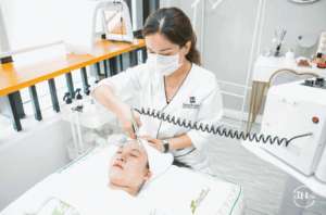 VN聚焦 | 為年輕人所偏愛的美膚館，顧客不請(qǐng)自來